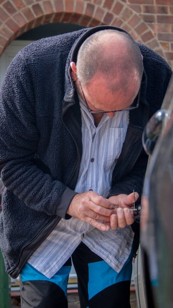 Locksmith Lockpicking a car in Denmark